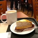 カフェ・ベローチェ - ミルクレープ（税込み３６０円）とカフェラテ（２８０円）
