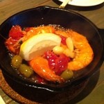 富士屋本店 ワインバー - エビとオリーブの鉄板焼650円