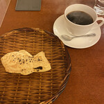 ナニワヤ・カフェ - 全体図。200円のたい焼きと５００円のコーヒーです。