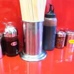 ラーメン二郎 - 卓上調味料