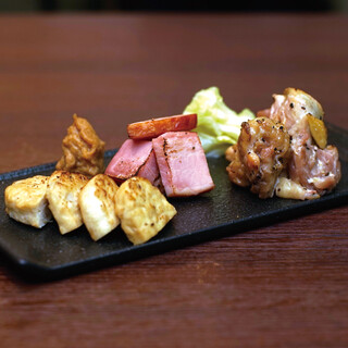 "Smoked 3-item grilled over open fire" made with a homemade smoker 1,300 yen