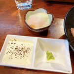 Yakiniku Horumon Kinryuu - ネギ塩ローストビーフ丼 薬味+卵