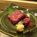 Edojidai - クジラの赤身。醤油漬けのニンニクもしくは生姜醤油でいただきます。馬刺しのようなケダモノくさみ。魚類ではなく哺乳類ですからね。