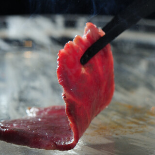 黒毛和牛の焼肉は水晶板か炭火で。焼き加減も味付けもお好みに