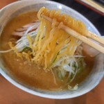 突撃ラーメン - 麺リフト