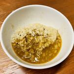 黒木製麺 釈迦力 雄 - 咖喱スープを投入してもご飯は粒感が分かる炊き加減。既に満腹なので勢いでかっこんだ。