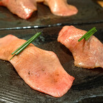 肉料理ゆう - タンと大トロの炙り肉寿司。