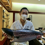 兄弟寿し - 佐渡 12.8kg天然ぶり と大将の怪しい笑顔