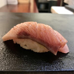 兄弟寿し - 佐渡 天然ぶり 8日寝かせ(握り)