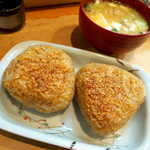 いわし亭 - やんき（2個￥370）。いわしのほぐし身を加えた焼きおにぎり、満腹間違いなしのボリューム！