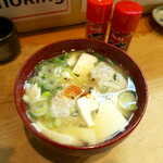 いわし亭 - いわし団子汁（￥370）。絹ごし豆腐・ねぎ・わかめも入って具沢山！