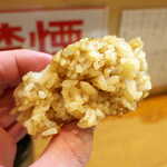 いわし亭 - 外はカリッと、中はふんわり。いわしはほとんど見えないが、風味付けの白胡麻がぷちぷちと