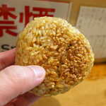 いわし亭 - 焦げた醤油の香りが際立つ。おにぎりを焼くだけでこんなに香ばしいとは！