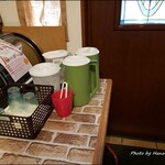 cafe 野野 - 店内玄関前のセルフでお水