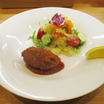 kitchen俊貴 - 蟹クリームコロッケ：“俊樹” さんの定番料理のひとつでもある 蟹クリームコロッケを揚げたてで食べられるのは幸せですネ！ クリーミーでコクのあるコロッケのタネは 薄い衣に包まれ、衣はサクサクで中は熱々！ コッテリとした絶妙な食感があります。 美味ぁ～い！ 　　　　　2020.11.28