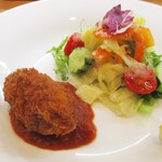 kitchen俊貴 - 蟹クリームコロッケ：“俊樹” さんの定番料理のひとつでもある 蟹クリームコロッケを揚げたてで食べられるのは幸せですネ！ クリーミーでコクのあるコロッケのタネは 薄い衣に包まれ、衣はサクサクで中は熱々！ コッテリとした絶妙な食感があります。 美味ぁ～い！ 　　　　　2020.11.28