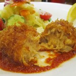 kitchen俊貴 - 蟹クリームコロッケ：“俊樹” さんの定番料理のひとつでもある 蟹クリームコロッケを揚げたてで食べられるのは幸せですネ！ クリーミーでコクのあるコロッケのタネは 薄い衣に包まれ、衣はサクサクで中は熱々！ コッテリとした絶妙な食感があります。 美味ぁ～い！ 　　　　　2020.11.28