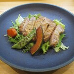 kitchen俊貴 - ＜わたしが頂いたメイン＞那須高原 もち豚の網焼き：もち豚を醤油ベースのステーキソースで網焼きにしてあります。 柔らかな食感の “もち豚” をわたしは、ごはんと 赤だし（エノキ、ワカメ、葱）で美味しく頂きました！　　　　　2020.11.28