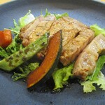 kitchen俊貴 - ＜わたしが頂いたメイン＞那須高原 もち豚の網焼き：もち豚を醤油ベースのステーキソースで網焼きにしてあります。 柔らかな食感の “もち豚” をわたしは、ごはんと 赤だし（エノキ、ワカメ、葱）で美味しく頂きました！　　　　　2020.11.28