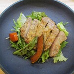 kitchen俊貴 - ＜わたしが頂いたメイン＞那須高原 もち豚の網焼き：もち豚を醤油ベースのステーキソースで網焼きにしてあります。 柔らかな食感の “もち豚” をわたしは、ごはんと 赤だし（エノキ、ワカメ、葱）で美味しく頂きました！　　　　　2020.11.28