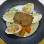 kitchen俊貴 - ＜家内が頂いたメイン＞アイナメのポワレ・蛤のスープ仕立て：アイナメのポワレの下には、魚のすり身が有りますョ！ ポッカリと口を開いた 大きな蛤 2個が印象的な一皿です。 蛤の出汁がよく効いた牛乳と生クリームで味つけしたアオサ海苔と柚子がふんわりと香る和洋折衷の素敵なお料理です。　　　　　2020.11.28