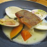 kitchen俊貴 - ＜家内が頂いたメイン＞アイナメのポワレ・蛤のスープ仕立て：アイナメのポワレの下には、魚のすり身が有りますョ！ ポッカリと口を開いた 大きな蛤 2個が印象的な一皿です。 蛤の出汁がよく効いた牛乳と生クリームで味つけしたアオサ海苔と柚子がふんわりと香る和洋折衷の素敵なお料理です。　　　　　2020.11.28