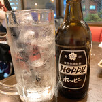 Yakitori Don - 【2020年10月】センベロホッピー「中（酒）」追加提供時（瓶と並べて撮影）。氷が入っているとはいえ、中(酒)がハンパなく多い(笑)。
