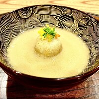 柚木元 - 仔猪の肉を出汁で炊いて擦り流し。紅葉の山を見立てた里芋にあしらいに人参を紅葉に、緑色のオータムポエムを深緑に。崩すと和風中華のよう。じっくり観ると、侘び寂び漂う彩り深い盆栽を拝見しているよう。