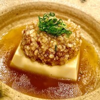 柚木元 - 本州鹿の脳味噌を麻婆豆腐に見立てた料理。合わせ出汁の餡がやや甘めの中華風に仕上がっている。脳味噌ってこんな味なんだと驚くしかない。