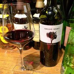 プーリアの赤ワインをボトルで