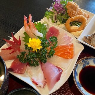 【元魚屋ならではの新鮮な魚介】