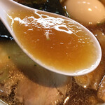 支那そばや 本店 - 神奈川淡麗系の醤油清湯スープ