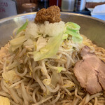 常勝軒 - 「ふじ麺」「男盛」× 2「茹で野菜」〔ニンニク、アブラ 多め〕接写。トッピングには、「茹で野菜」100円（税込）も加わった、もやし中心の野菜が載っている。この野菜量がないと、この私、満足感に乏しくなってしまうので、「茹で野菜」の食券購入は必須である。