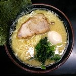 横浜家系ラーメン 大津家 - ラーメン（並）＋味付玉子