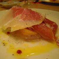 Trattoria VICINO - 冷前菜は夏限定メニュー。桃のテリーヌに生ハムと、フレッシュなフォアグラが。