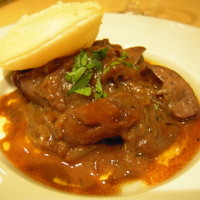 Trattoria VICINO - シェフのスペシャリテのひとつ。鶏白レバーのマルサラ煮。モチモチのフォカッチャ添えで。