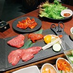 Kuroge Wagyuu Ittougai Yakiniku To Takitate Donabe Gohan Ichi Bakouji - 追加で野菜とハラミ