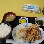 中華飯店 ごくう - 本日のサービス品油淋鶏定食ご飯大盛り