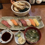 Umihe - お寿司8貫盛り合わせ600円と海老天そば500円
