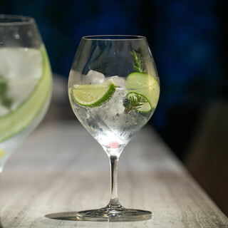 We offer attractive drinks such as AC gin and tonics and seasonal wines.