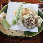 Chinjuan - 寒晒しそば　きのこあんかけつけ麺　天ぷらは3種類、からりとあがっているのミャ