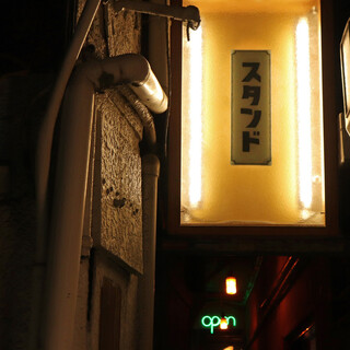 -Hideaway-. Waiting at the end of the narrow passage is a space that combines Japanese and modern styles.