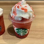 スターバックスコーヒー - ゴロッとイチゴフラペチーノ（エクストラホイップ）…640円+税