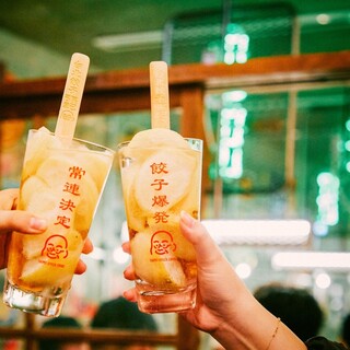 皮ごとジューサーで作る絶品レモンサワーなど人気の美酒で乾杯！
