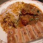 Ali's Friend Cafe & Restaurant  - 美味いლ(´ڡ`ლ)  カレーは辛め(ﾟoﾟ;  写真では分からないけど食べ応えあり(* ´ ˘ ` *)