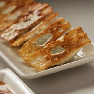味噌ダレを付けていただく、パリパリ薄皮の神戸餃子をご提供！