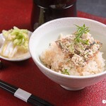 Nihon Ryourihijiri - 「秋刀魚と栗のご飯」秋刀魚は肝焼きにしてご飯の上に乗せ、更にすりおろした栗をたっぷりと。秋を堪能できるご飯です。