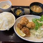 街のごはん家 千鳥 - とり唐揚げ定食730円。写真はご飯大盛り。