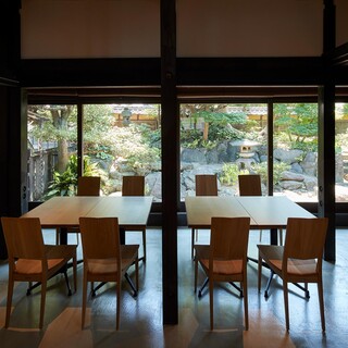 Enjoy a luxurious moment while looking out at the Japanese garden