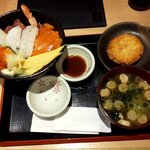 Misaki Ichiba - まぐろとサーモンの贅沢丼とまぐろトロメンチ
